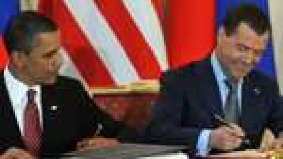 Il Presidente degli Stati Uniti Barack Obama e il presidente russo Dimitri Medvedev firmano per il disarmo nucelare