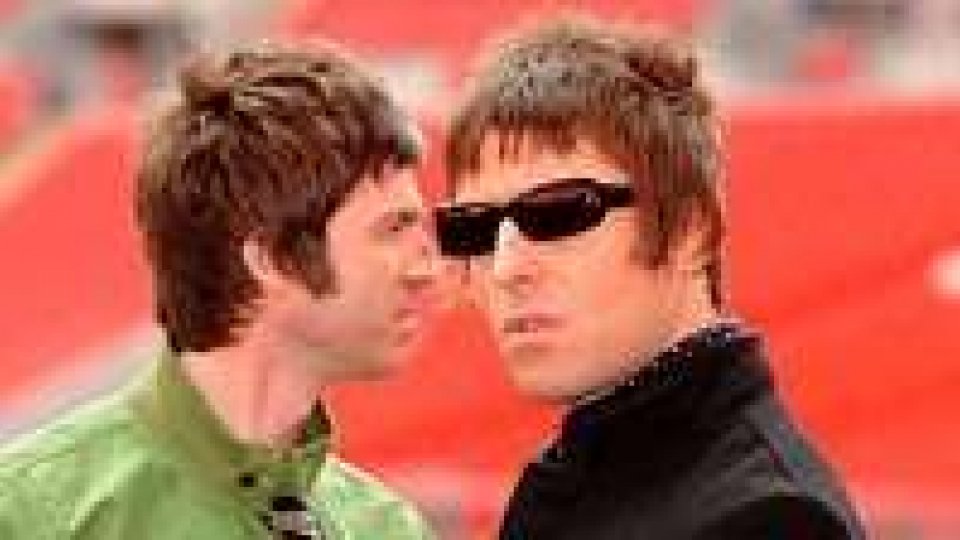 Liam e Noel Gallagher "Riformeranno gli Oasis entro il 2019"