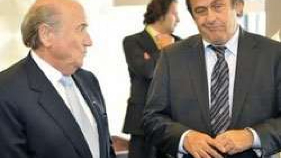 FIFA, Platini attacca: "Blatter deve dimettersi"FIFA, Platini attacca: "Blatter deve dimettersi"