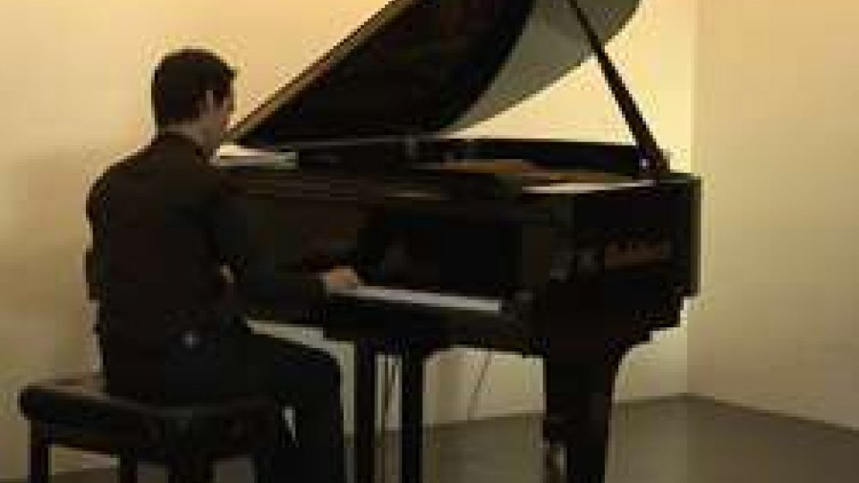 al pianoforte, il giovanissimo Alessandro Tardino