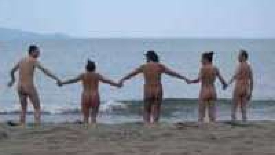 Ravenna: catena umana contro multe a nudisti
