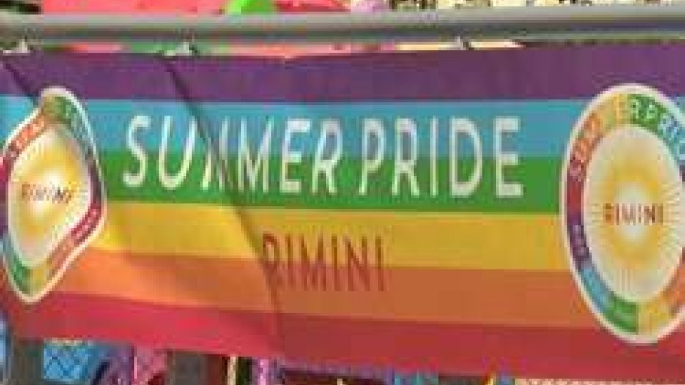 Rimini: successo per l'onda arcobaleno del "Summer pride"