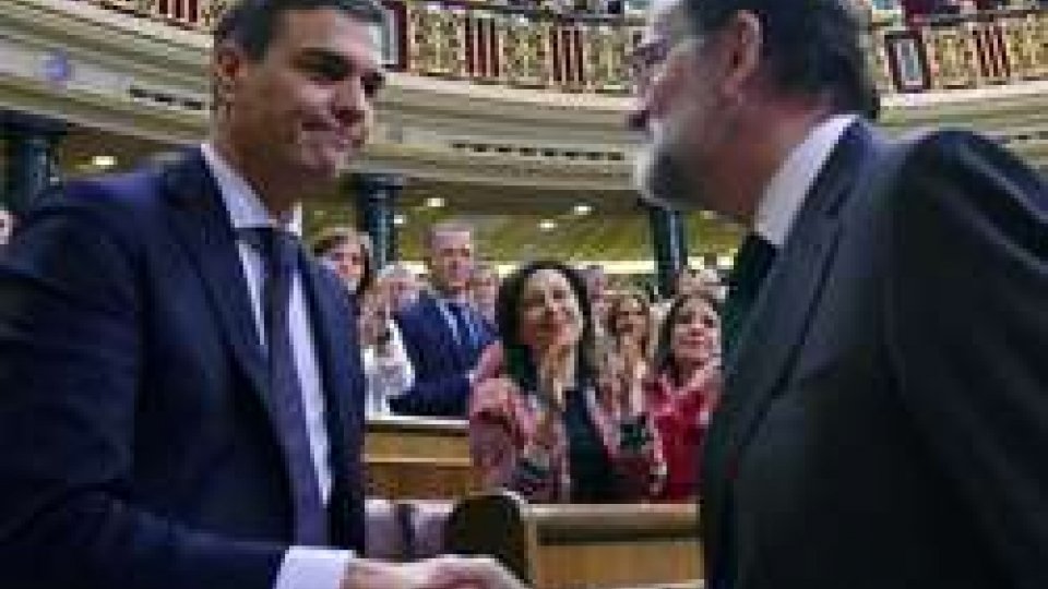 Sanchez e RajoySpagna: sfiduciato Rajoy, il nuovo Premier è il socialista Sanchez
