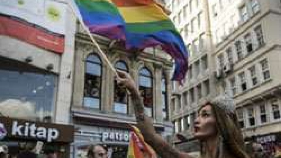 Turchia: migliaia in piazza per il Gay Pride. La Polizia disperde la folla