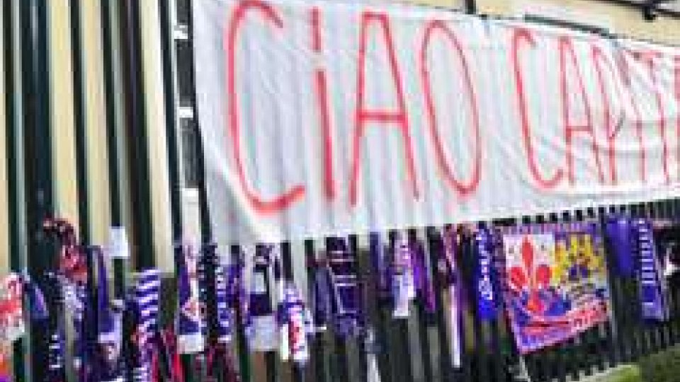 Astori: il dolore dei tifosi della Fiorentina fuori dallo stadio