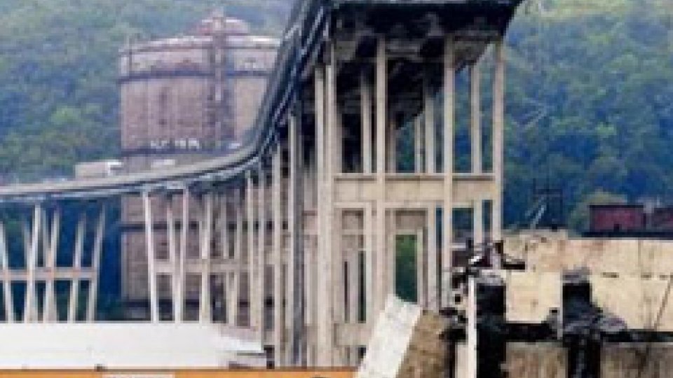 Il ponte Morandi spezzatoGenova, dolore e rabbia: 39 morti, 12 feriti gravi, 632 sfollati. Autostrade nella bufera con Conte che dice: "le revocheremo la concessione"