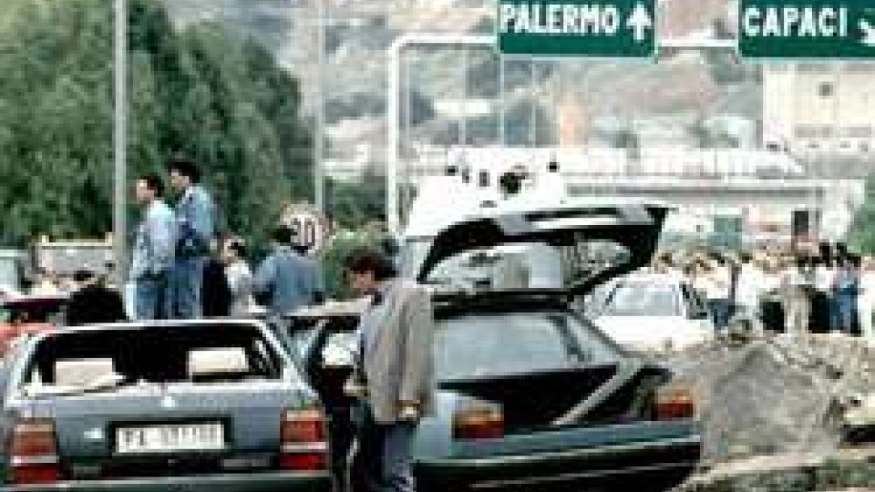 23 maggio 1992: con un attentato nei pressi dello svincolo per Capaci viene ucciso il giudice antimafia Giovanni Falcone
