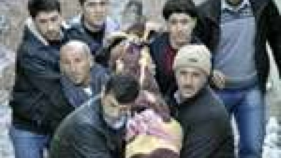 Turchia. Folla commossa per la sepoltura dei 35 uccisi dal raid aereo