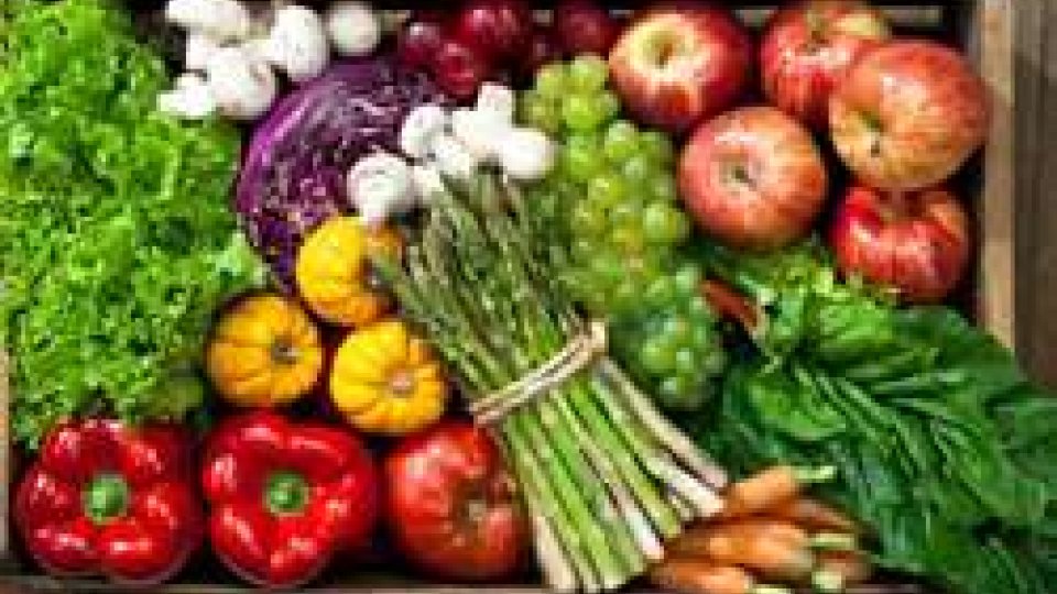 La tavola degli italiani piena di frutta e verdura