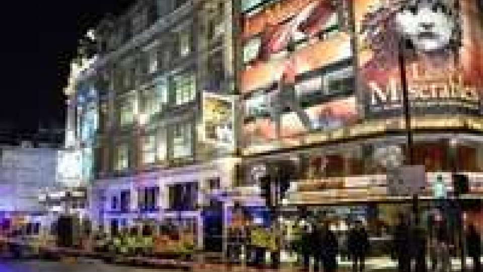 Crolla il tetto di un teatro a Londra: feriti