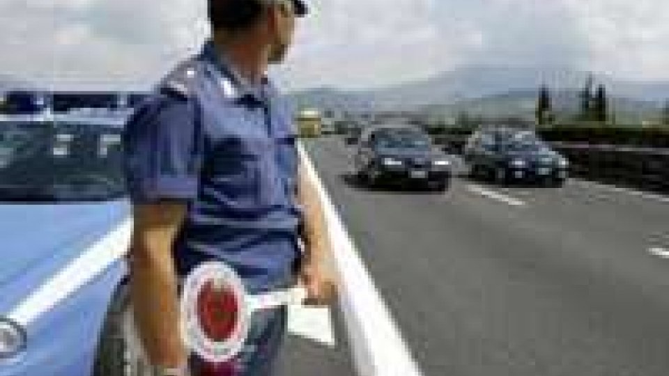 Rimini: Polizia ferma pullman non immatricolato, trasportava anche bambini