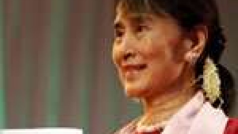 Birmania: Aung San Suu Kyi ufficializza la candidatura in parlamento