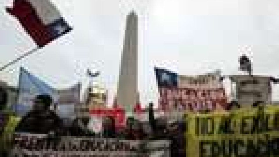 Cile: continua la mobilitazione degli studenti