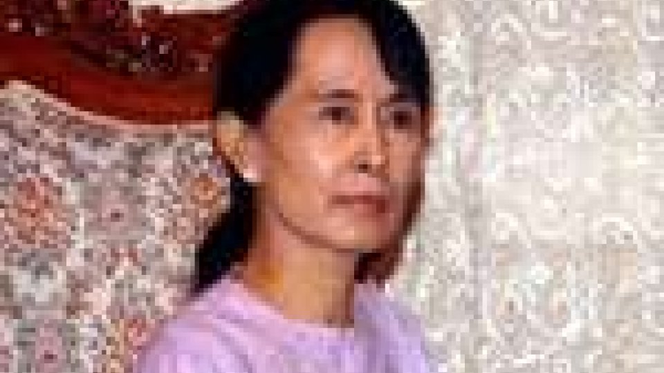 Birmania: Aung San Suu Kyi si candida alle politiche