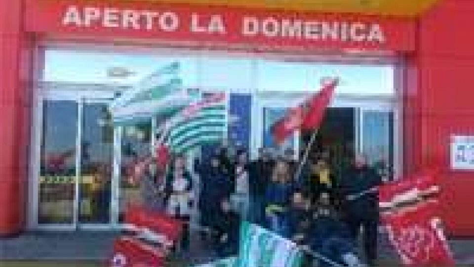 Mercatone Uno: lavoratori manifestano davanti alla sede