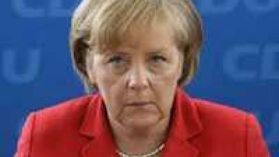 Germania: Merkel firma accordo per grande coalizione