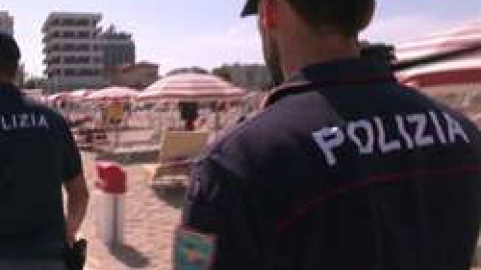 Indagini della Polizia in spiaggiaRimini, turista stuprata: è caccia al branco