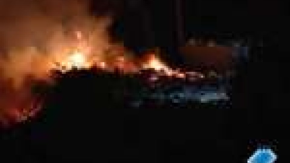 Incendio alla discarica di San GiovanniIncendio nella notte alla discarica di San Giovanni