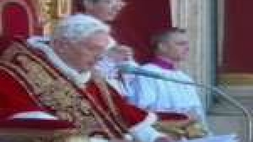 “Urbi et Orbi”, il Papa: “Stop a violenze in Siria”