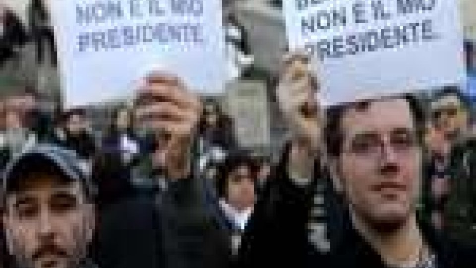 Il Popolo Viola manifesta davanti ad Arcore: Berlusconi dimettiti
