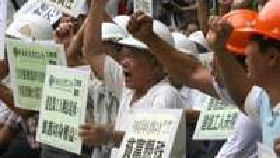 Cina: migliaia operai protestano per condizioni lavoro