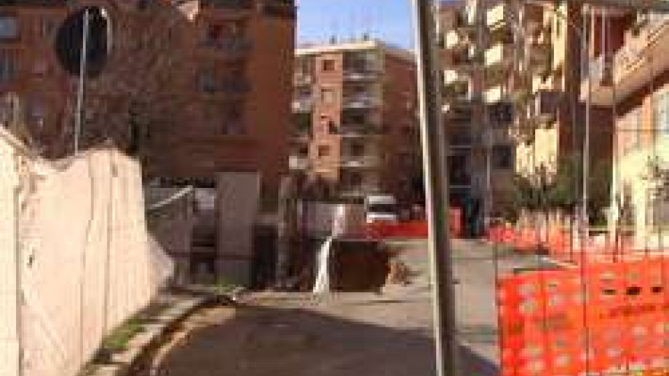 Crolla una strada a RomaCrolla una strada a Roma, i residenti: "Sentivamo le nostre case vibrare"