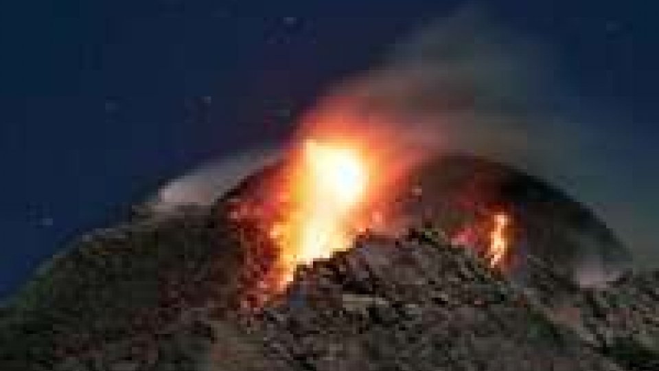 Indonesia: vulcano erutta a Sumatra, 20 mila evacuati
