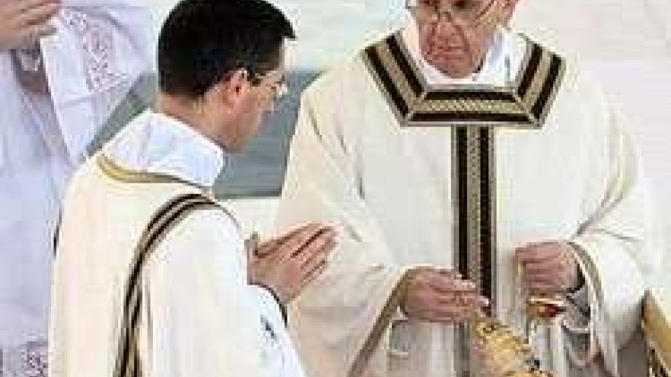 Papa Francesco con le vesti realizzate dall'atelier Lavs