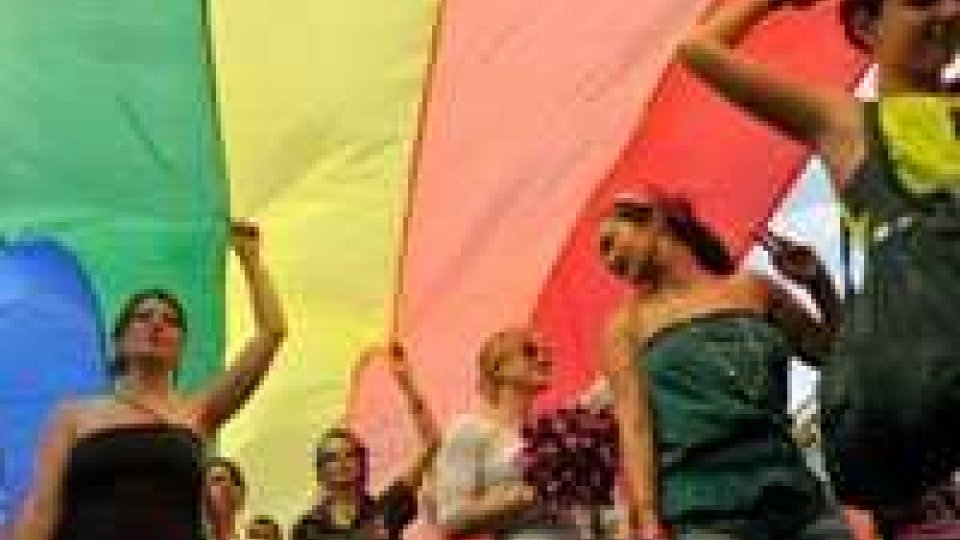 Arriva l'onda arcobaleno, il gay pride in dieci città