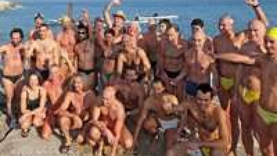 Capodanno: bagno collettivo a Pesaro, 47 persone in mare