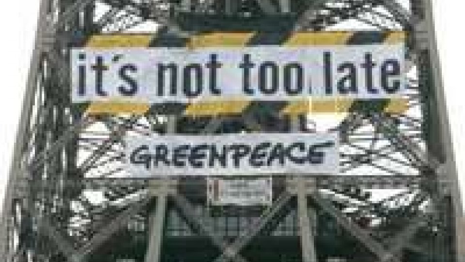 Francia: militante Greenpeace protesta su Tour Eiffel