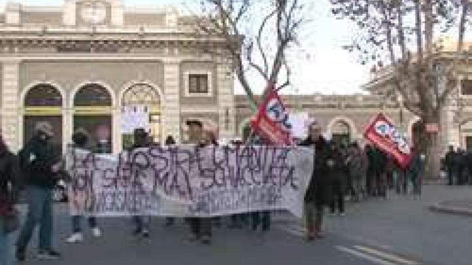 corteo Casa MadibaCasa Madiba in corteo per il centro di Rimini "contro austerità e razzismo'