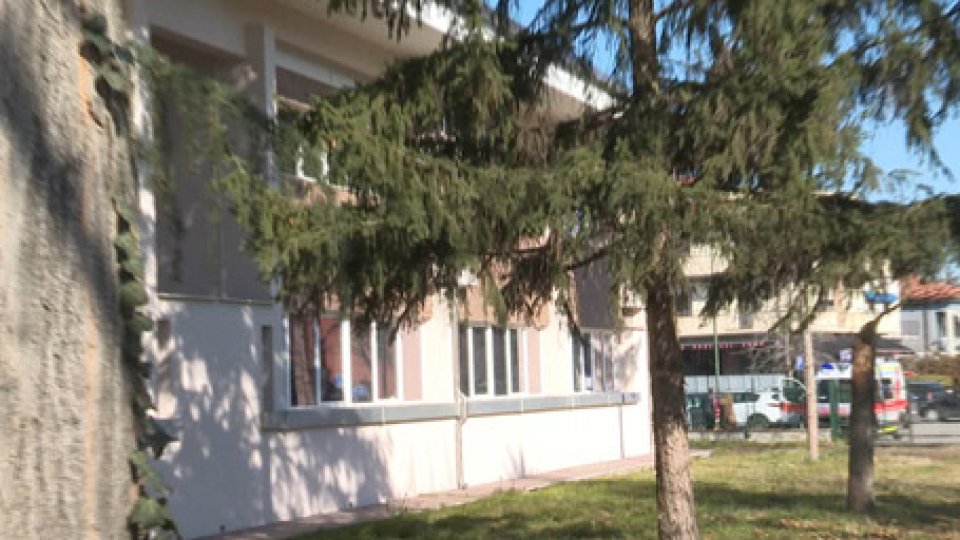 Scuola mediaOspedaletto di Coriano: "fuori pericolo" il dodicenne caduto dalla finestra della scuola