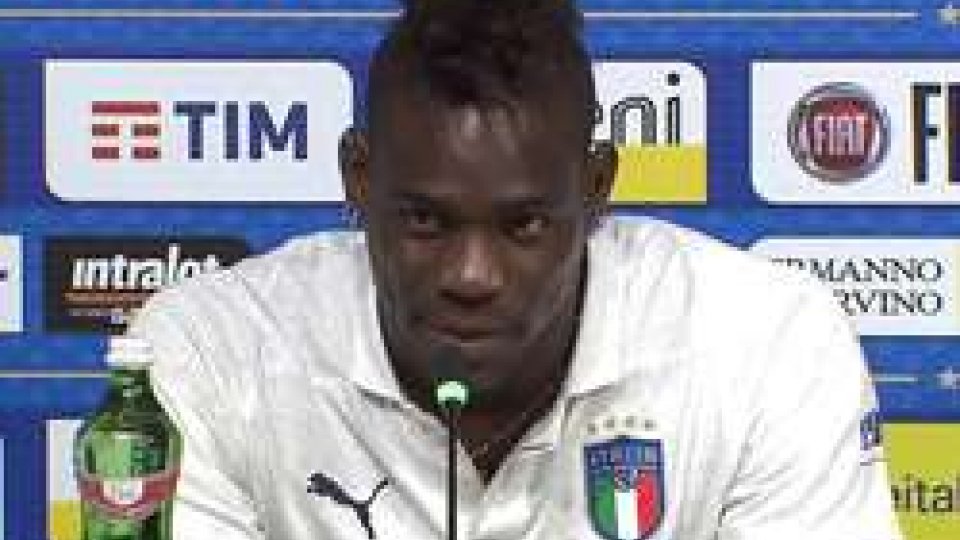 Mario BalotelliBalotelli: "Indossare la fascia sarebbe un bel segnale per gli africani che vivono in Italia"