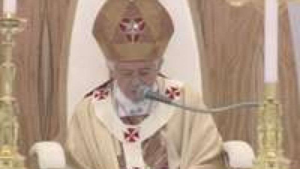 Il Papa a Milano: "Famiglia fondata sul matrimonio tra uomo e donna"