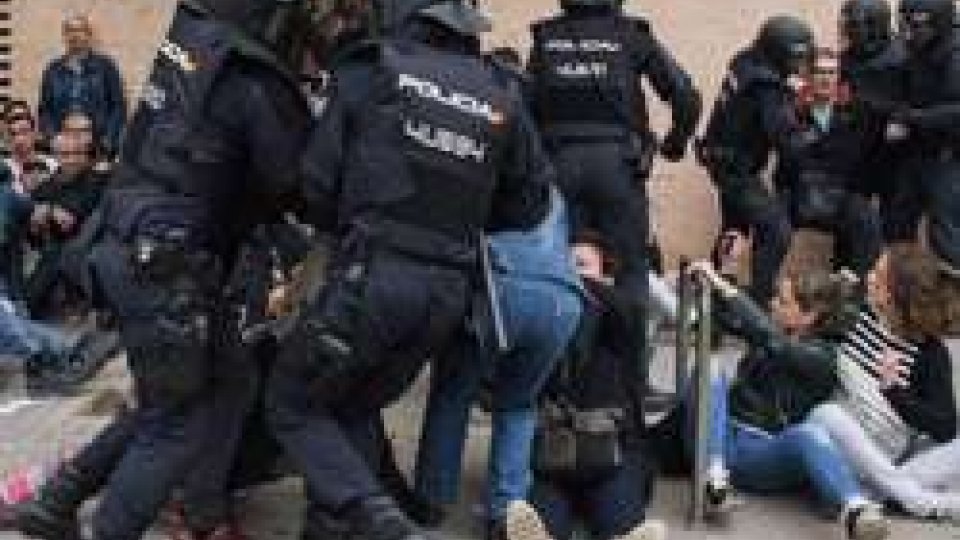 Catalogna: la polizia interviene nei seggi.