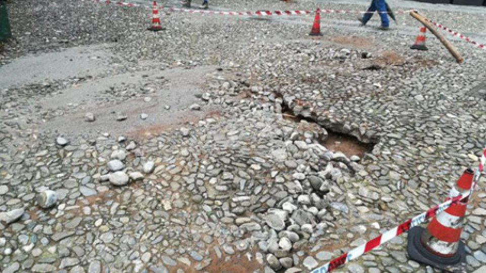 Foto ansaLiguria: disagi pesantissimi dopo piogge. Cedimento nella piazzetta di Portofino
