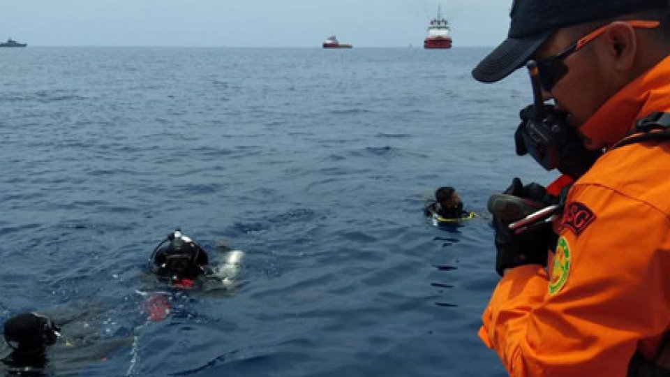 Indonesia: anche un italiano sull'aereo precipitato a Giacarta