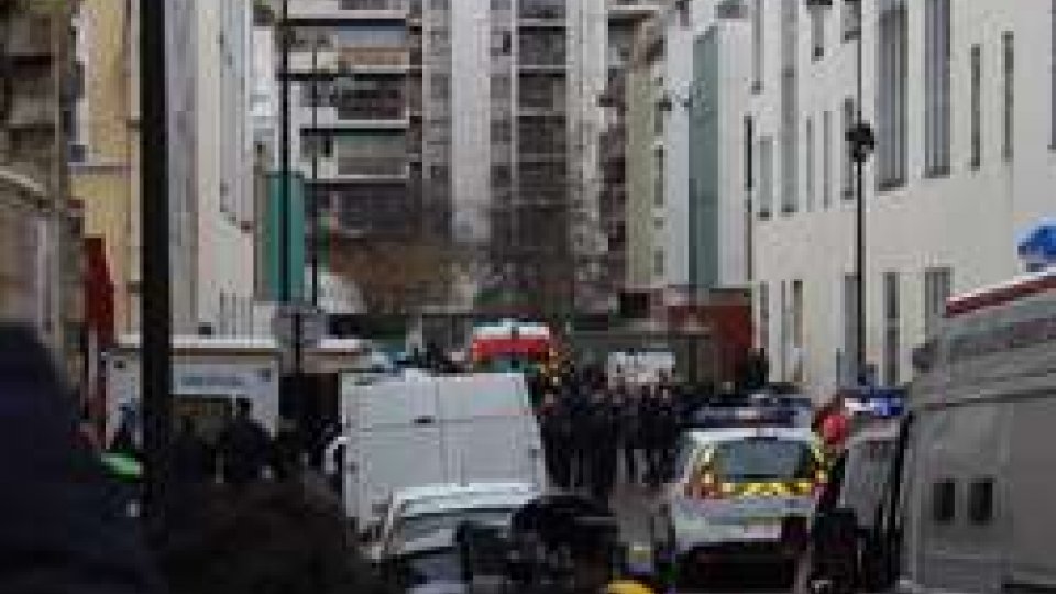 Un commando di terroristi attacca la sede di Charlie Hebdo