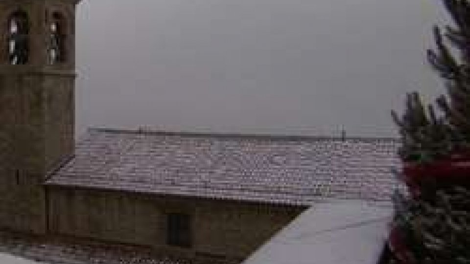 La neve in CittàNevica sul Titano, la bufera dalla Befana gioca d'anticipo [IMMAGINI]