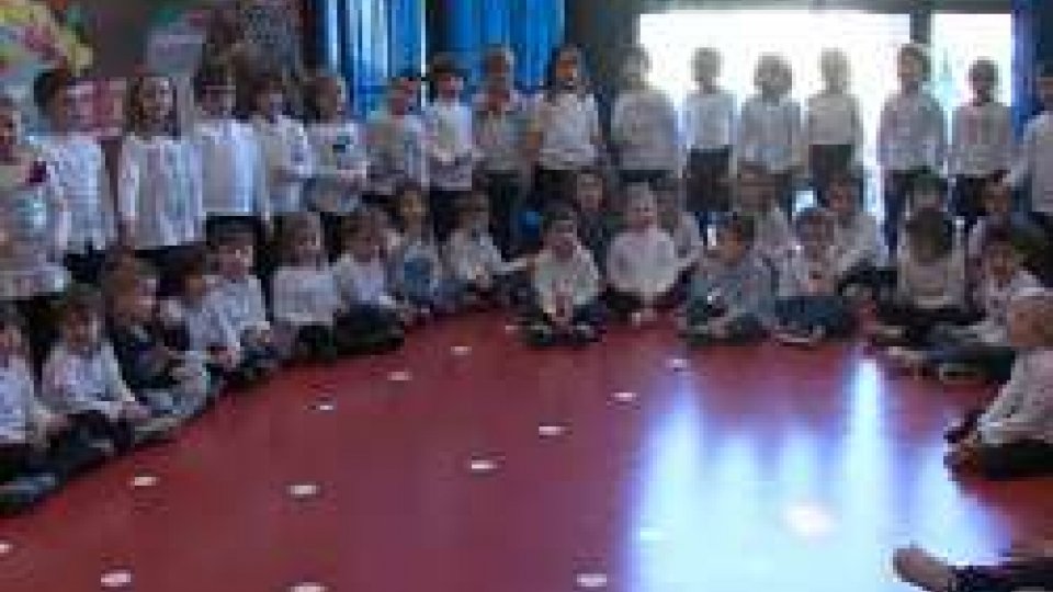 Gli auguri alle scuole di infanziaAuguri natalizi nelle scuole: i Reggenti a Serravalle