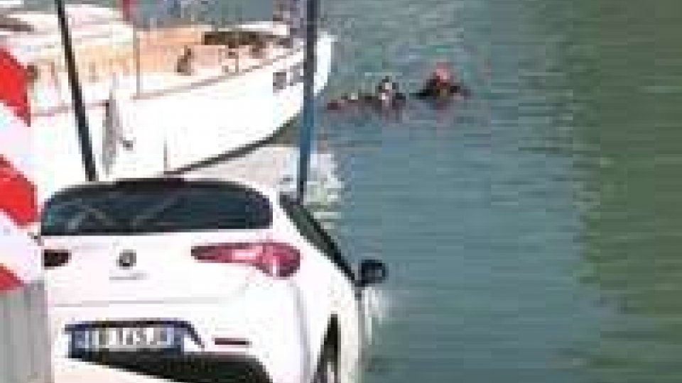 Porto canale di Rimini: Dimentica il freno a mano e l'auto finisce in acqua