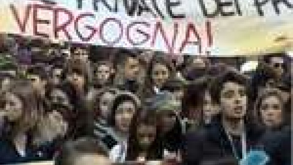 Rimini - Scuola. Migliaia di studenti in piazza contro la riforma GelminiScuola. Migliaia di studenti in piazza contro la riforma Gelmini