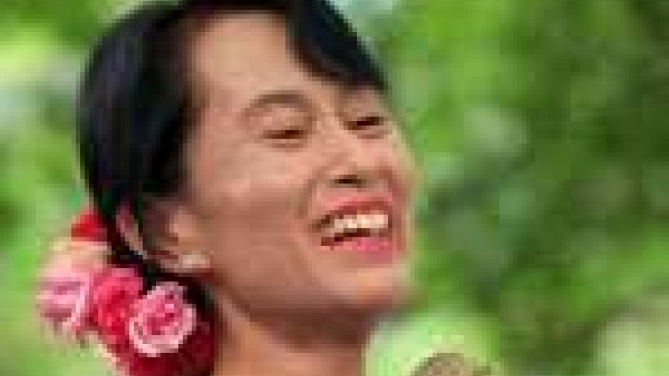 Birmania: l'opposizione intima a Aung San Suu Kyi di ritirarsi
