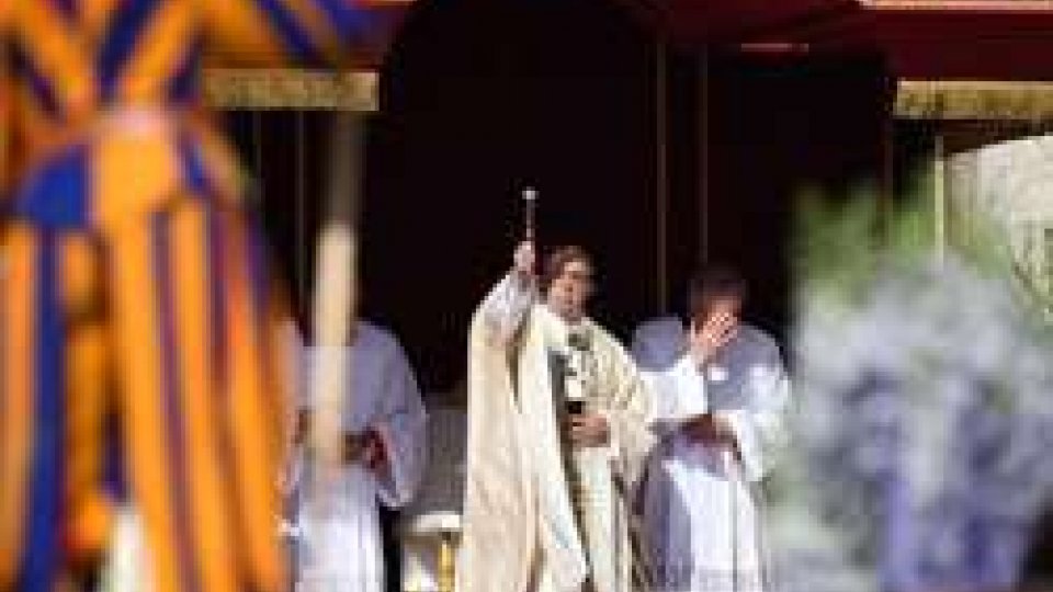 Pasqua: Papa Francesco: "Dio ci sorprende"