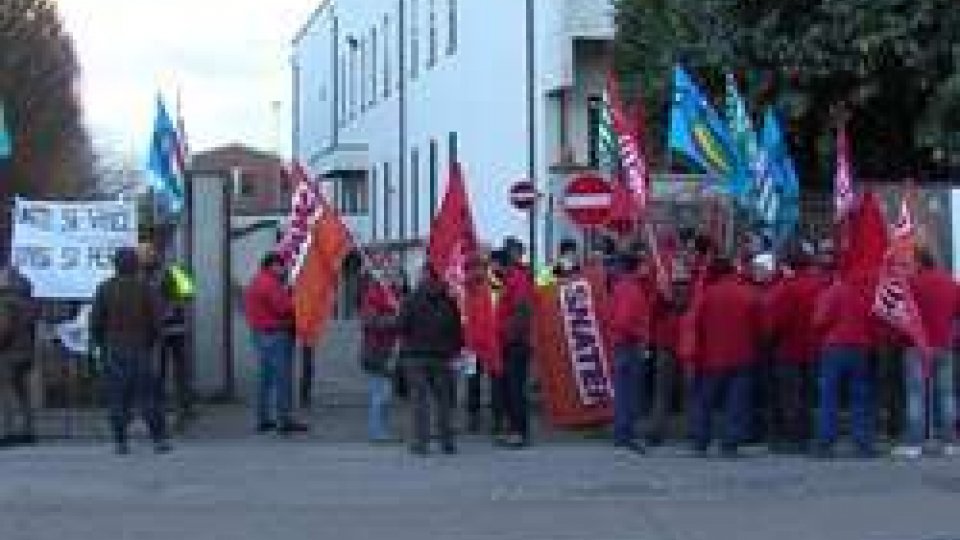 presidio davanti alla TimTim: presidio dei dipendenti della provincia di Rimini e San Marino contro tagli azienda