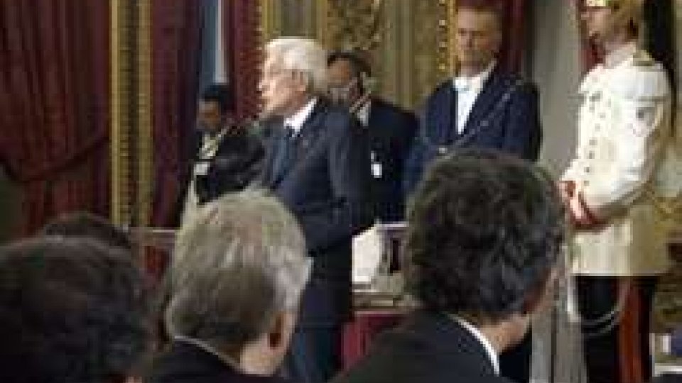 Il Presidente Mattarella davanti ai giornalisti difende la Costituzione e l'italianoIl Presidente Mattarella davanti ai giornalisti difende la Costituzione e l'italiano