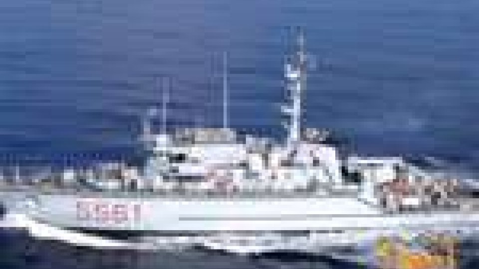 Il cacciamine Rimini al lavoro per individuare il peschereccio affondato a Napoli