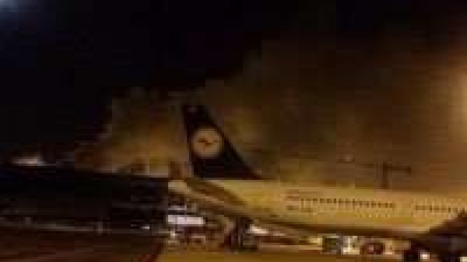 Incendio all'aeroporto di Fiumicino, chiuso lo scalo
