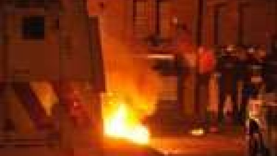 Belfast: scontri tra manifestanti e polizia